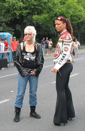 Стоят девчонки, стоят в сторонке...