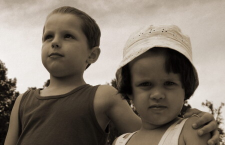 Старший и младшая