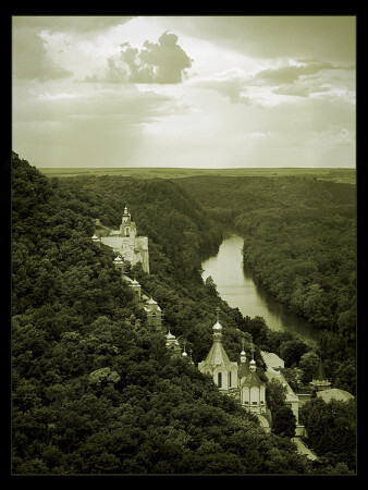 Течет вода... Стоит твердыня...