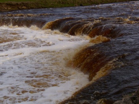 водопад в мае