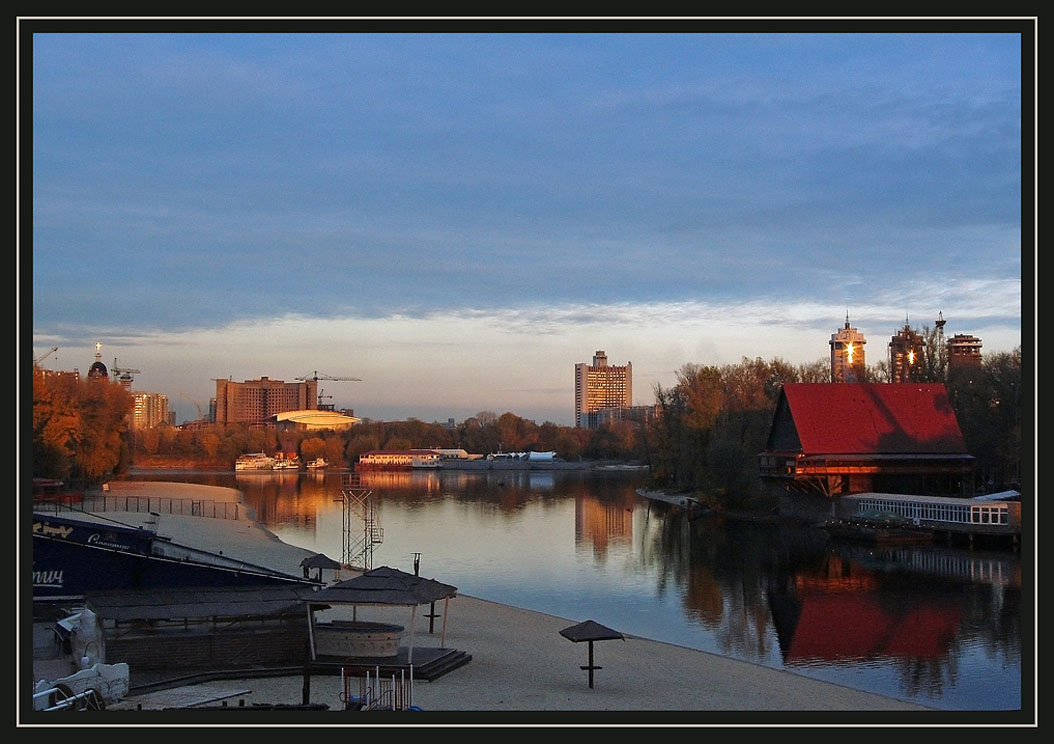 Городская осенняя закатно-пляжная