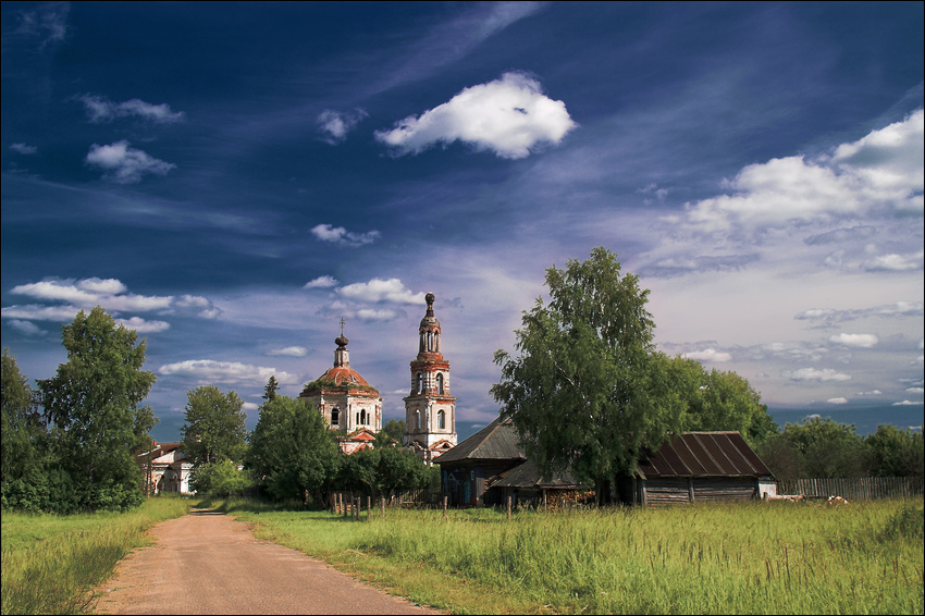 Летняя открытка про деревню с заброшенной церковью