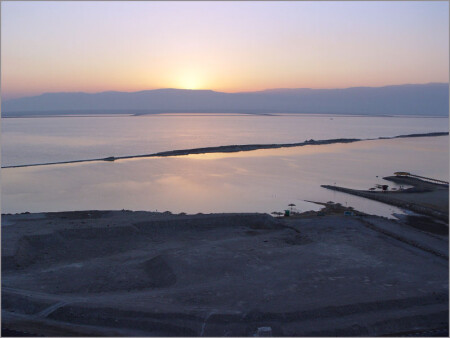 Мертвое море за мгновенье до восхода