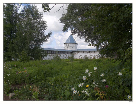 В тени деревьев, в ароматах трав...