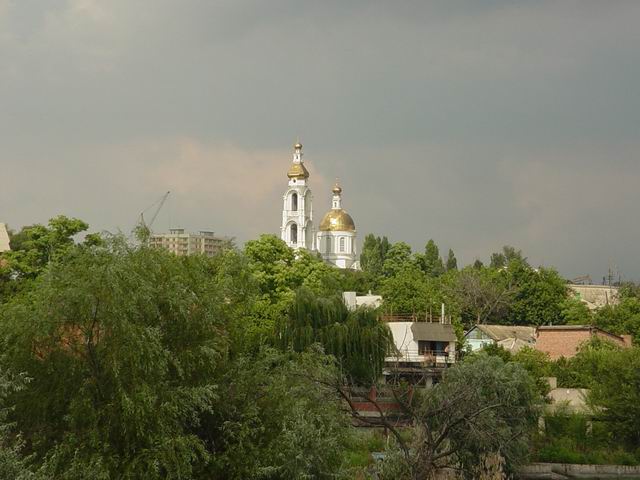 И только церковь в лучах солнца