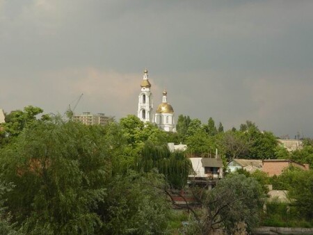 И только церковь в лучах солнца