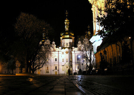 Лавра ночью