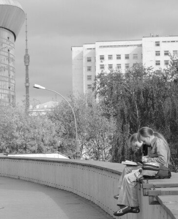 У книжной ярмарки. (Москвички)