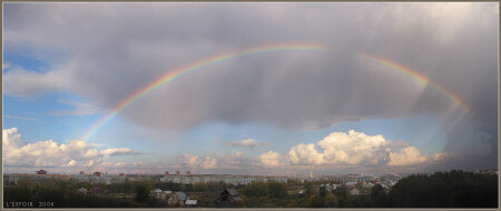 Разноцветное коромысло над городом повисло...