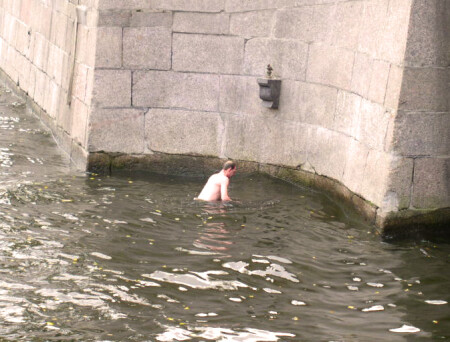 Чижик-пыжик где ты был? На фонтанке водку пил.