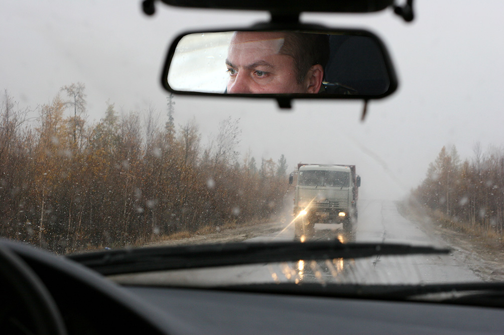 Первый снег застал в дороге...