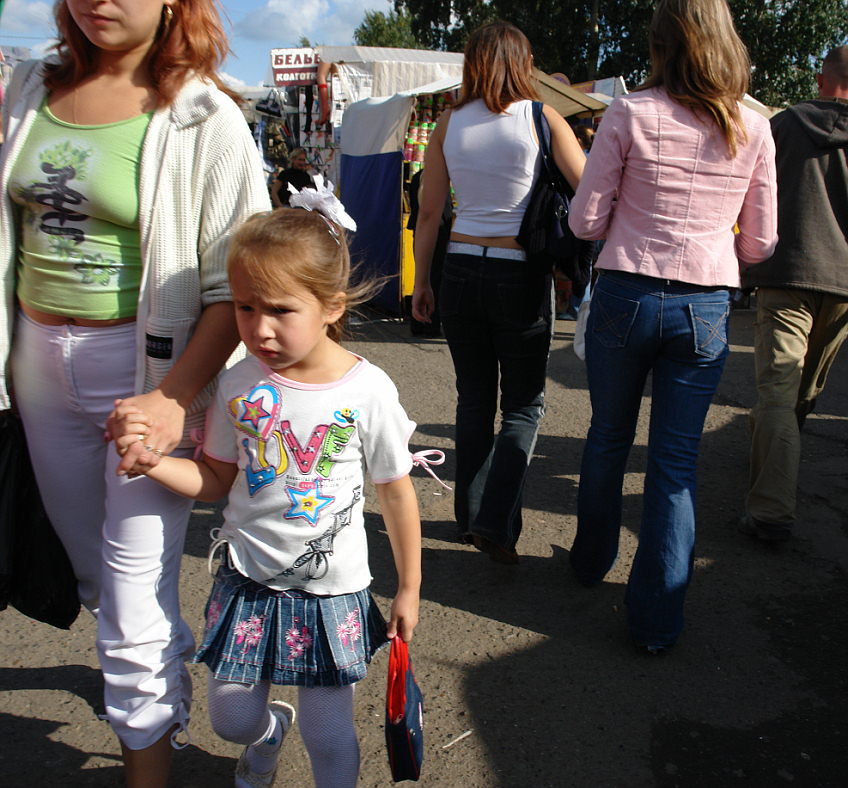 Пойдем на рынок , на рынок- там красиво, а я одни попы да животы вижу...