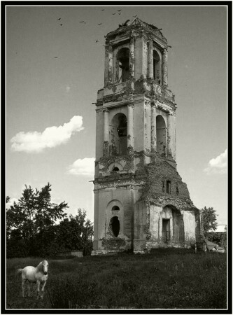 Колокольня и лошадь