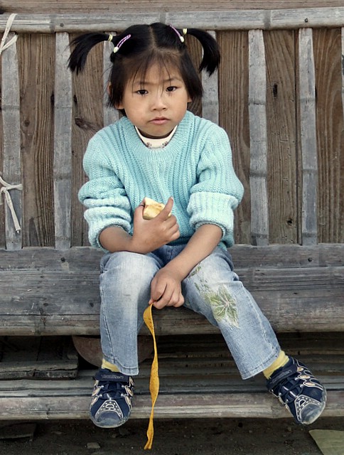 girl eating apple