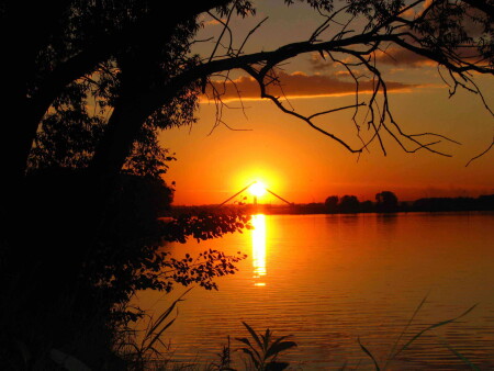 Закат на озере