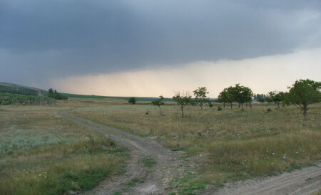 Надвигается