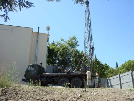 Нефть где то тут 