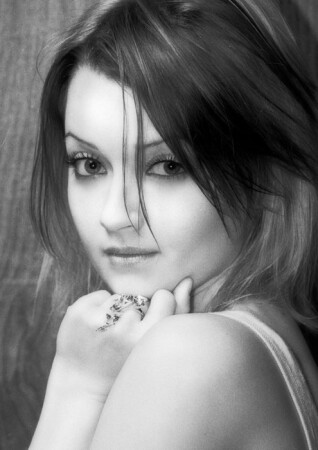 Портрет девушки с прядью волос на лице