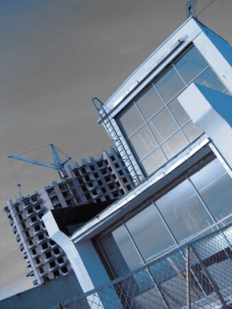 город давит