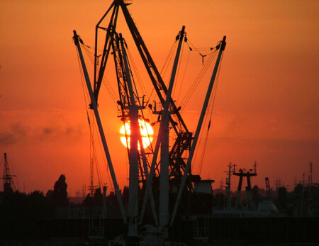 Закат в приморском городе