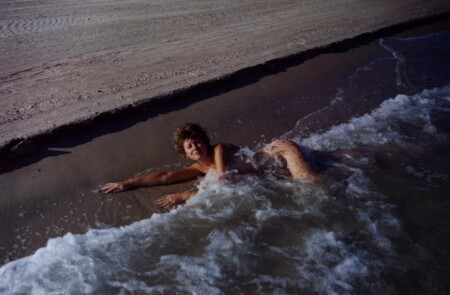 в волнах Азовского моря