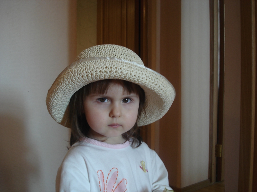в шляпке