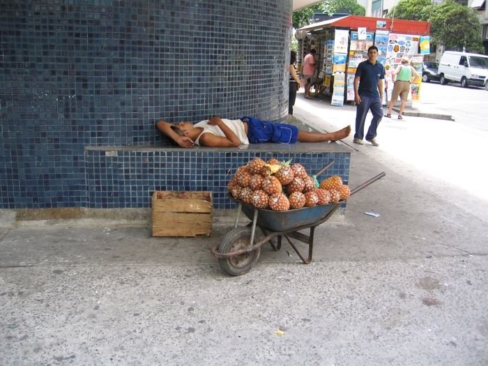 Rio de Janeiro_продавец ананасов