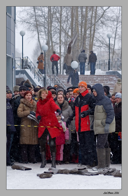 Чемпионат города по метанию валенок.