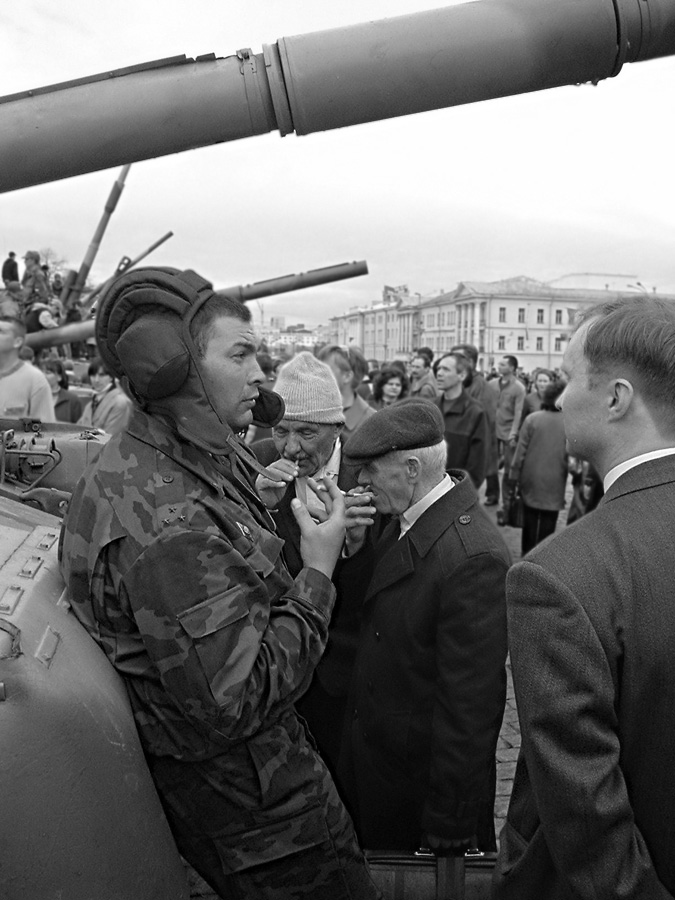 Давай закурим, товарищ, по одной...