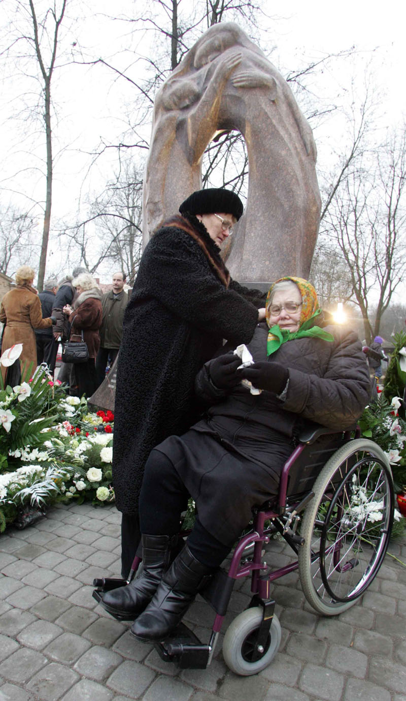 у памятника погибшым в Aфаганистане 