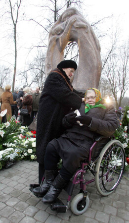 у памятника погибшым в Aфаганистане
