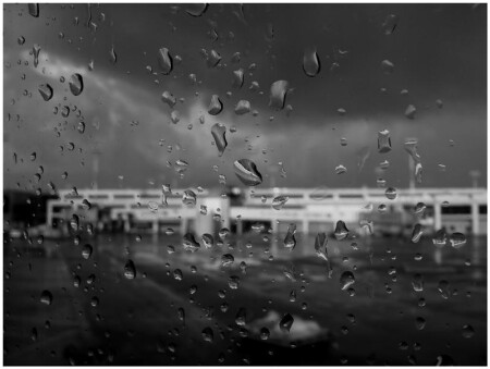 капли на стекле