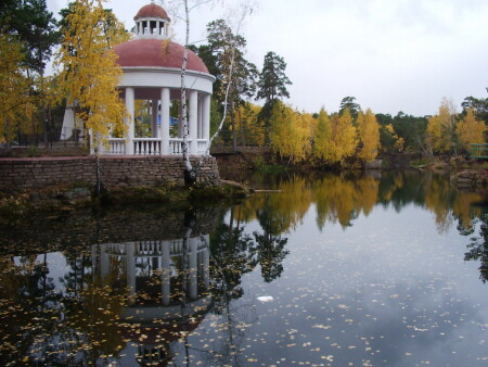 Беседка осенью