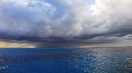 Мексика. Карибское море, желтый пароход