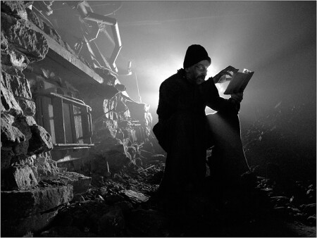 На съемках «Острова». Мамонов отдыхает с книжкой