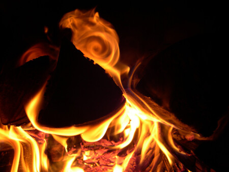 Бьётся в тесной печурке огонь..