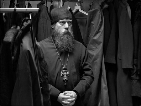 Сухоруков настраивается в костюмерной