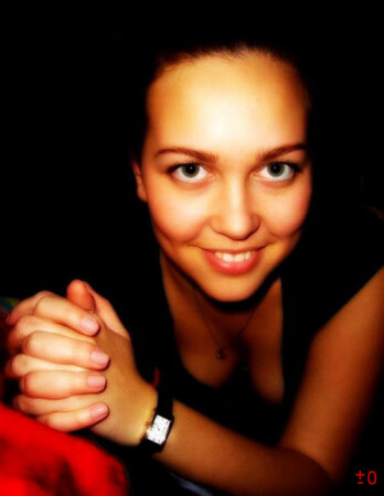 демонстрация ямочек на щеках