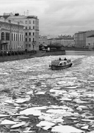 А в Питере свои ледоколы
