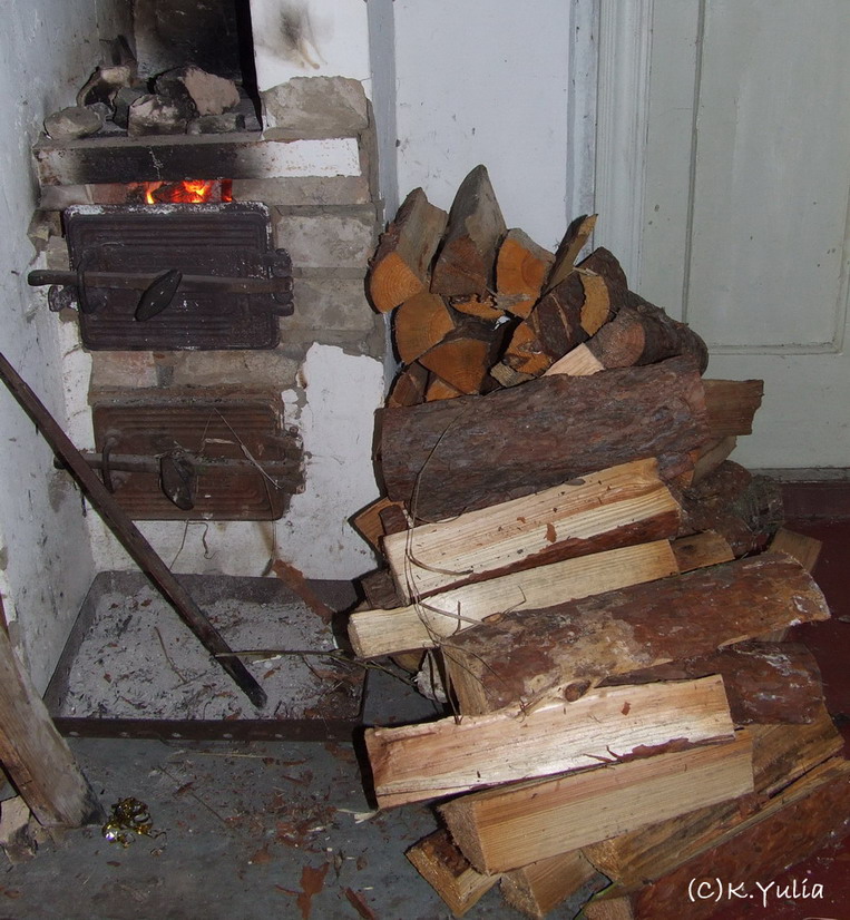 ...*Бьется в тесной печурке огонь*...