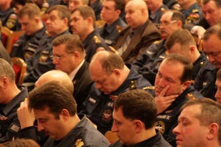 Пусть солдаты немного поспят.......