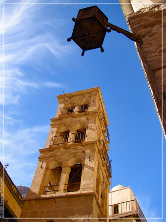 Под фонарем