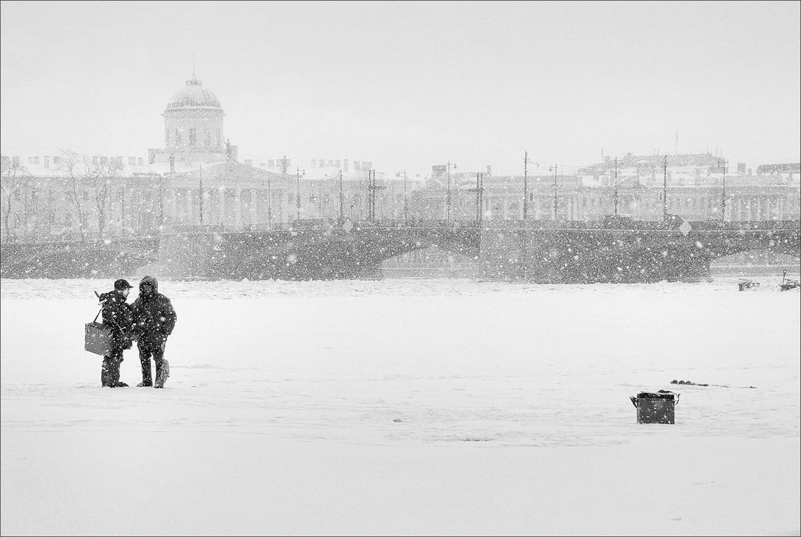 сверху снег, снизу лед...