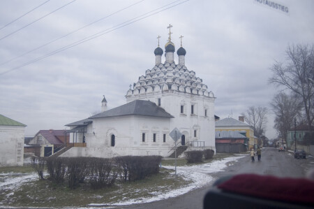 Мимо храма.