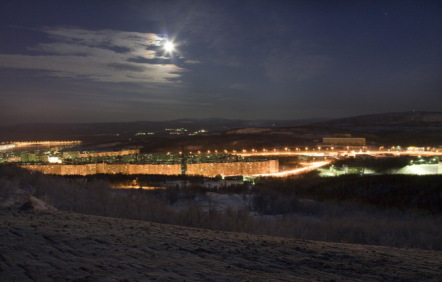 В лунном свете.