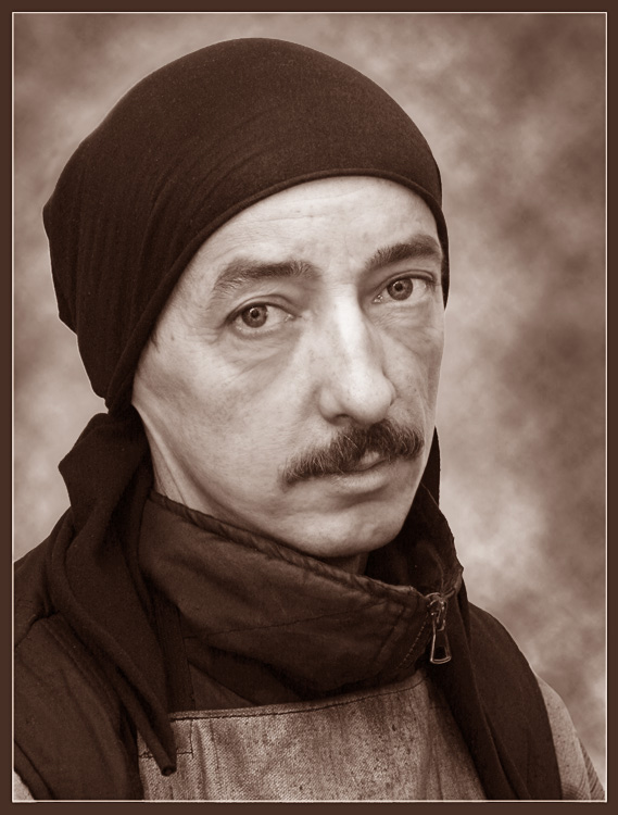 Портрет мужчины в бандане