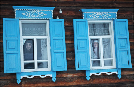 За стеклом