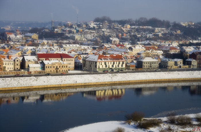 город у реки