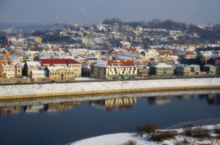 город у реки