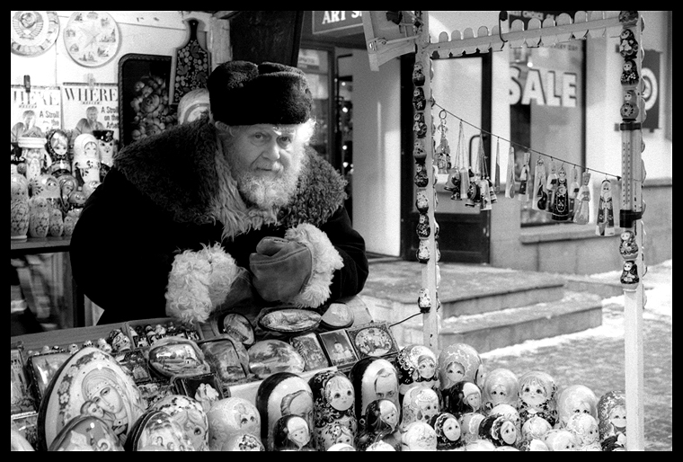 - ПРОДАВЕЦ МАТРЁШЕК -